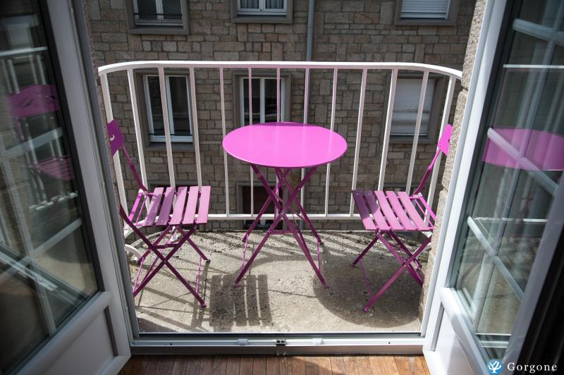 Balcons plein sud avec salon de jardin
