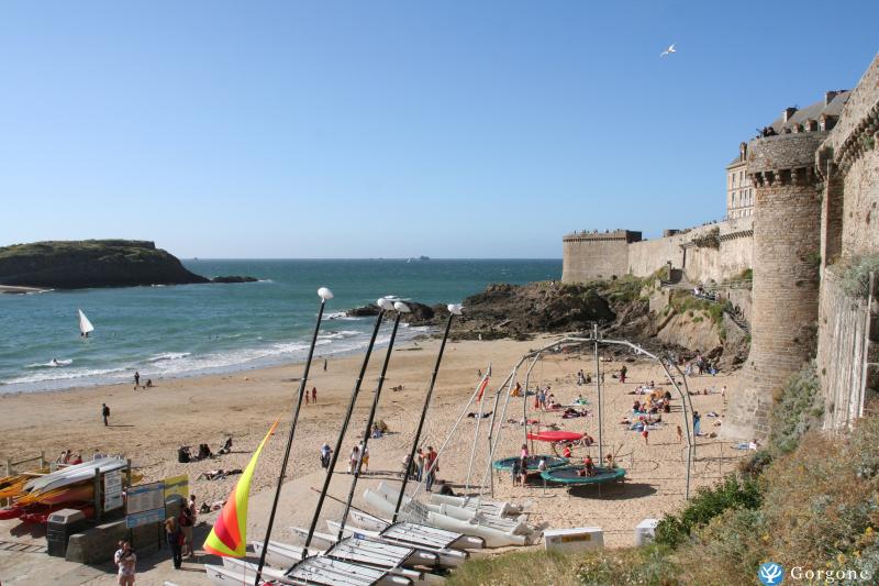 Photo n°1 de :Intra-muros, duplex de 80 m2 dans immeuble du XVIIIe, 30 m de la plage