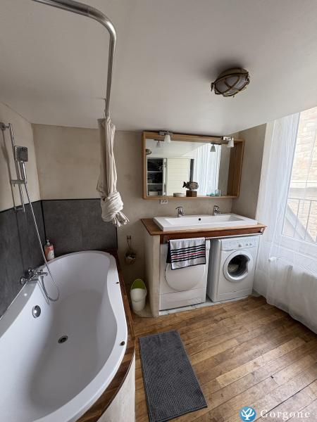 Photo n°4 de :Intra-muros, duplex de 80 m2 dans immeuble du XVIIIe, 30 m de la plage