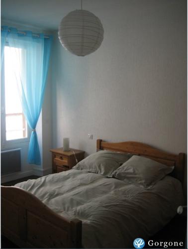 Chambre 1 avec armoire
